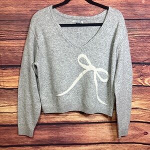 American Eagle Outfitters Gray V-Neck Sweater with Bow